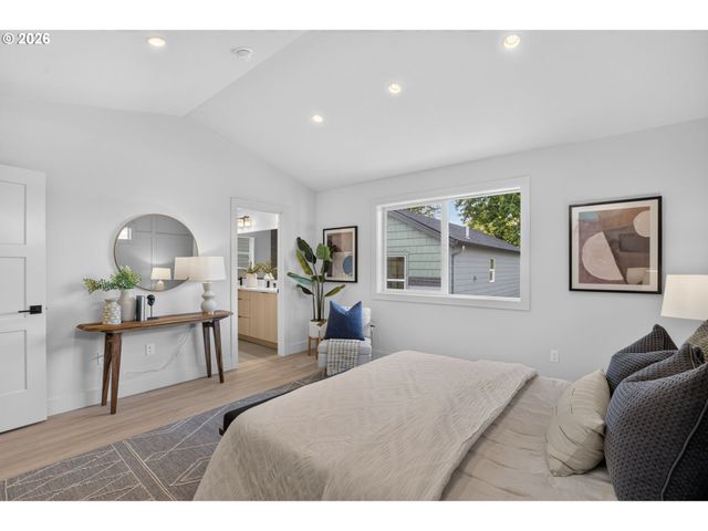 5551 Se STEELE St A&C, Portland, OR 97206