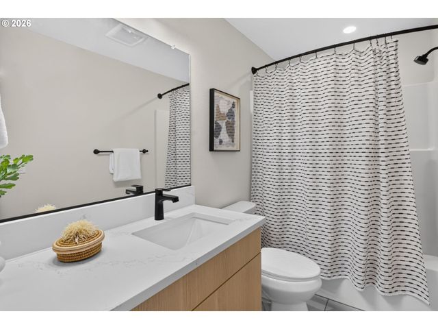 5551 Se STEELE St A&C, Portland, OR 97206