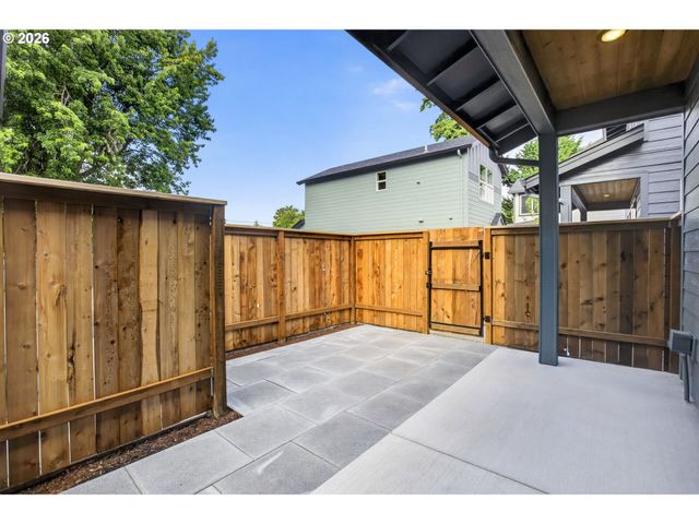 5551 Se STEELE St A&C, Portland, OR 97206