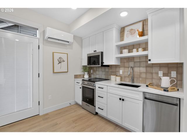 5551 Se STEELE St A&C, Portland, OR 97206