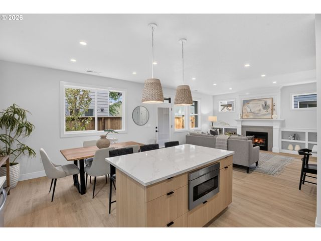 5551 Se STEELE St A&C, Portland, OR 97206