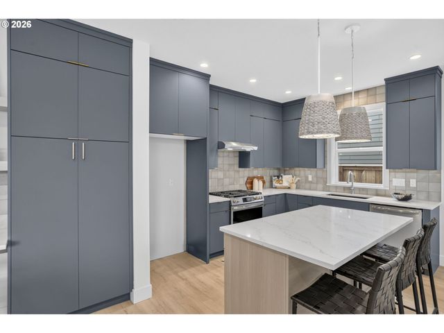 5551 Se STEELE St A&C, Portland, OR 97206