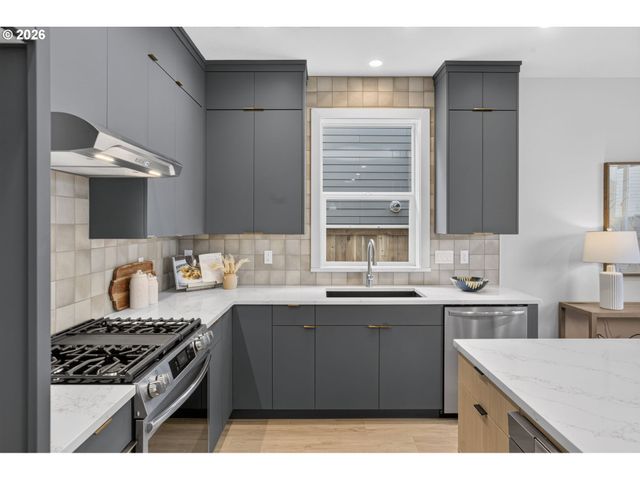 5551 Se STEELE St A&C, Portland, OR 97206