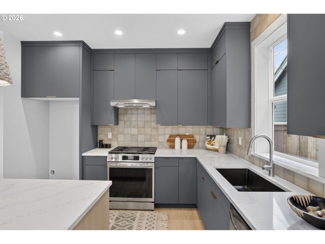 5551 Se STEELE St A&C, Portland, OR 97206