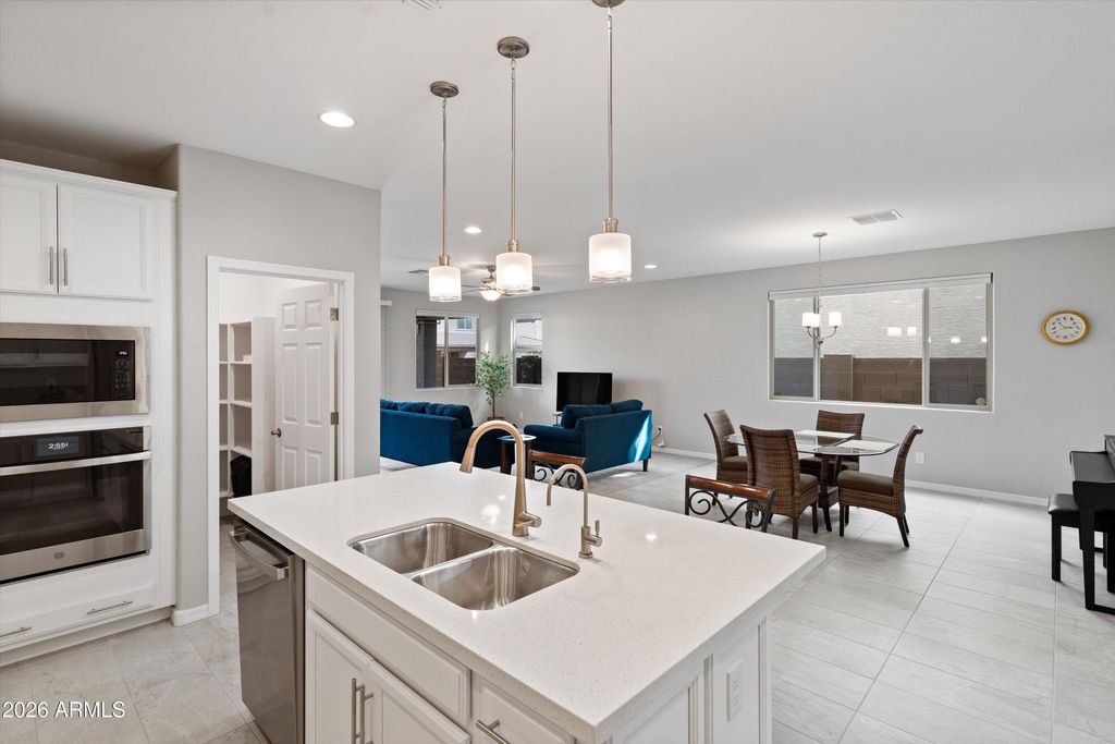 Image 14 of property listing at 8926 W Denton Lane, Glendale, AZ 85305