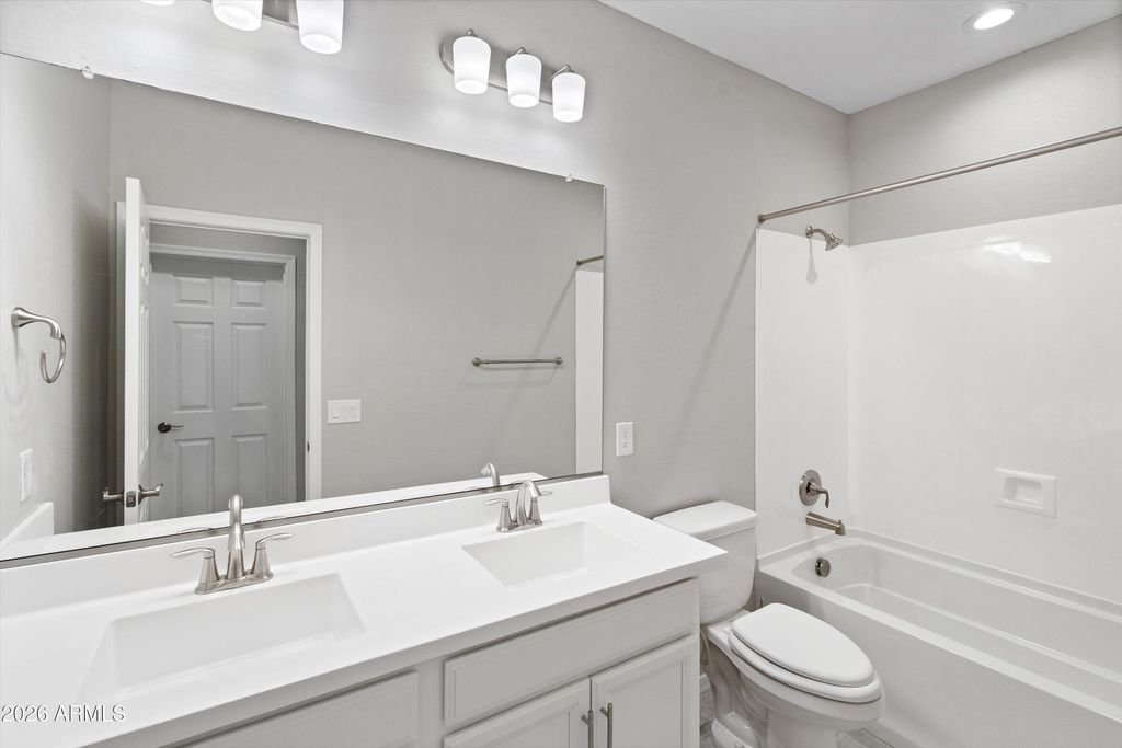 Image 36 of property listing at 8926 W Denton Lane, Glendale, AZ 85305