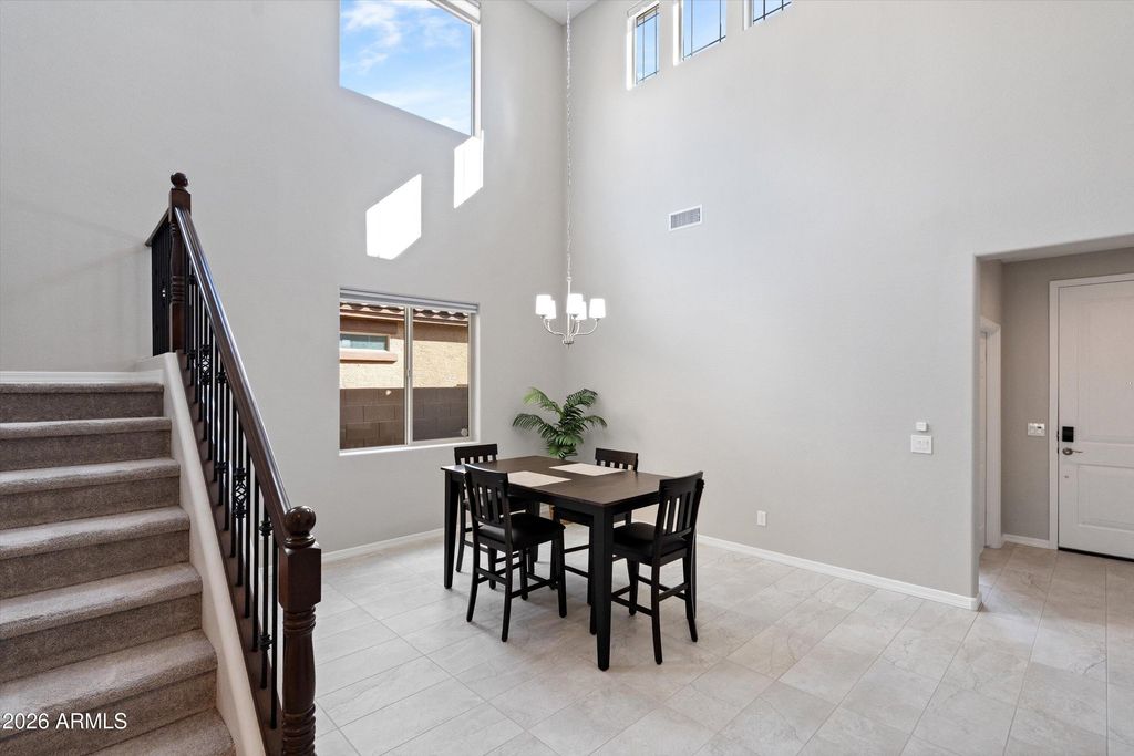 Image 5 of property listing at 8926 W Denton Lane, Glendale, AZ 85305