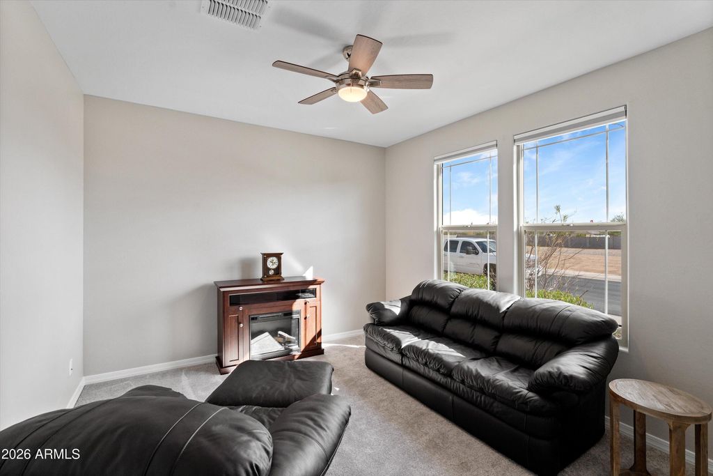 Image 7 of property listing at 8926 W Denton Lane, Glendale, AZ 85305