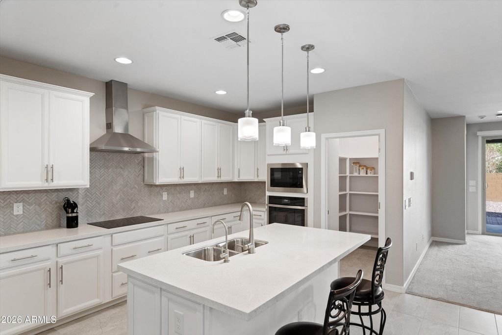 Image 9 of property listing at 8926 W Denton Lane, Glendale, AZ 85305