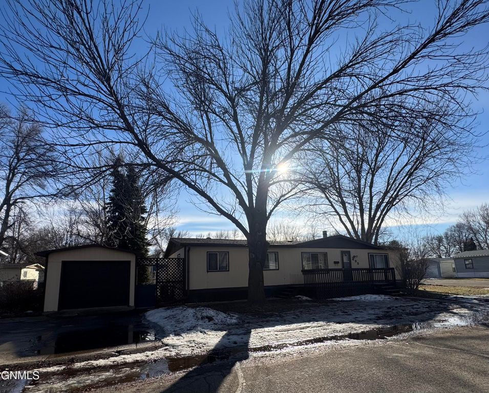 435 Piccadilly Circle, Bismarck, ND 58504