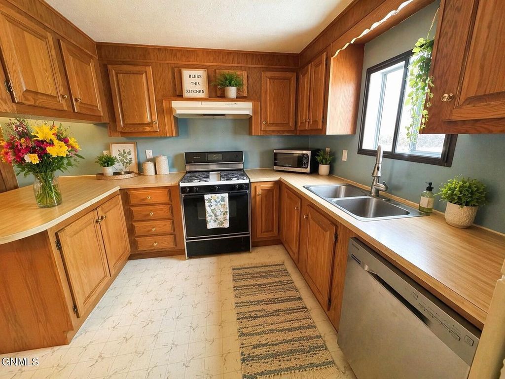 435 Piccadilly Circle, Bismarck, ND 58504 photo 10