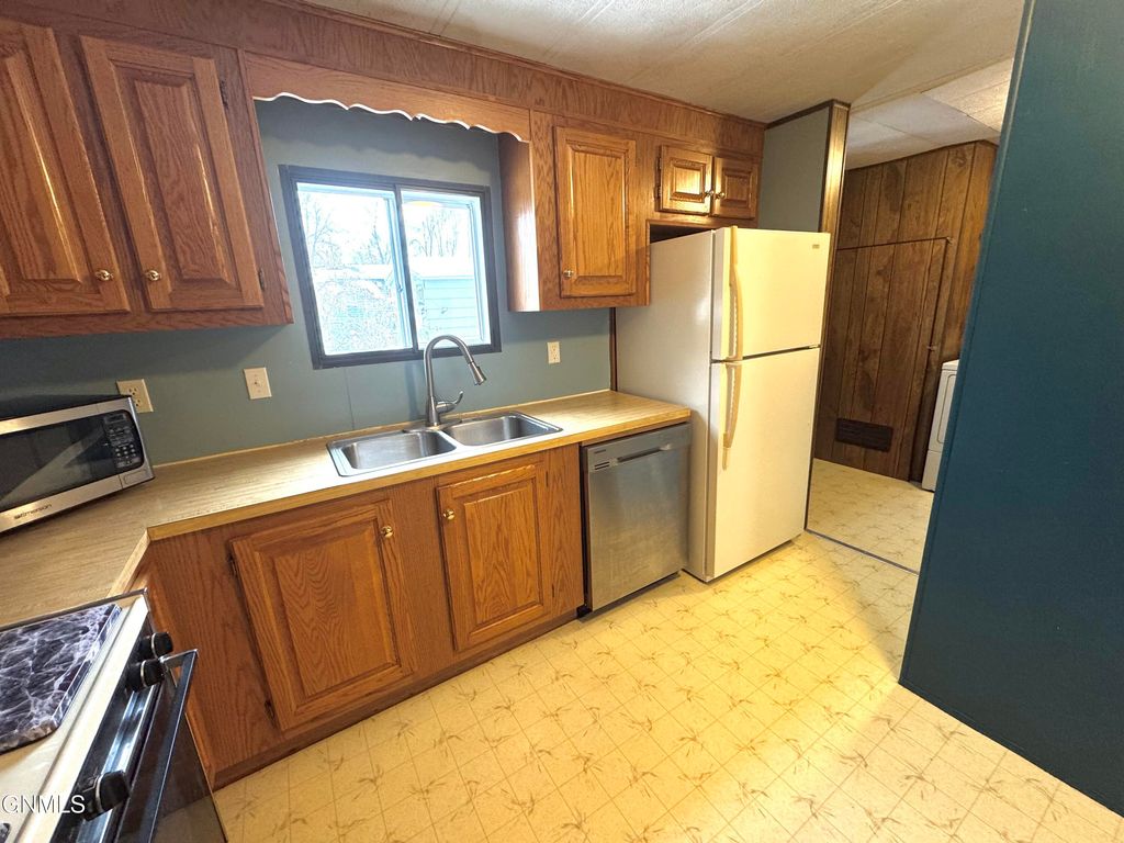 435 Piccadilly Circle, Bismarck, ND 58504 photo 11