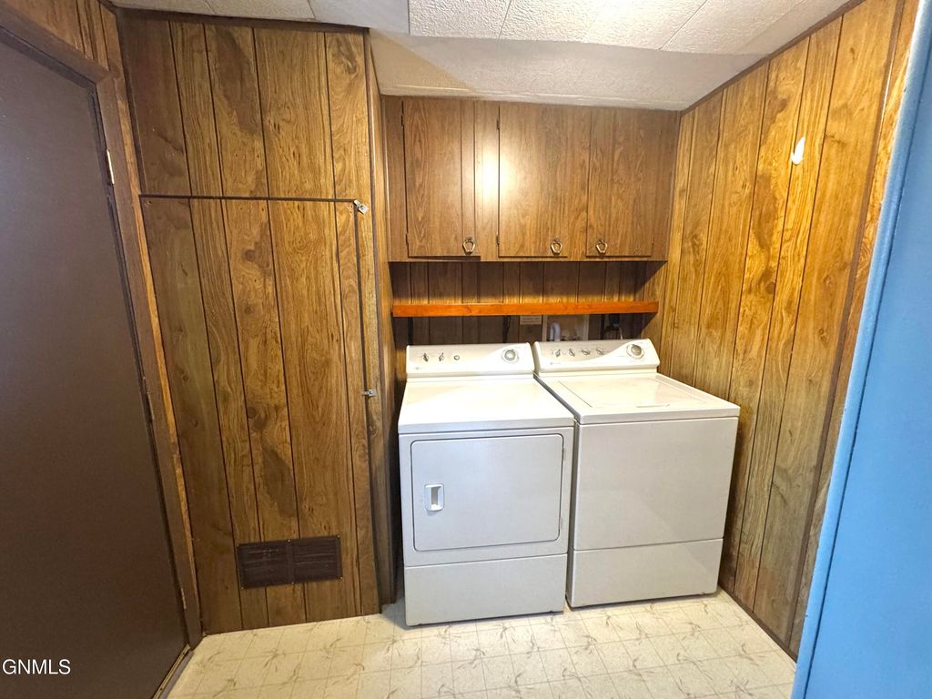435 Piccadilly Circle, Bismarck, ND 58504 photo 12