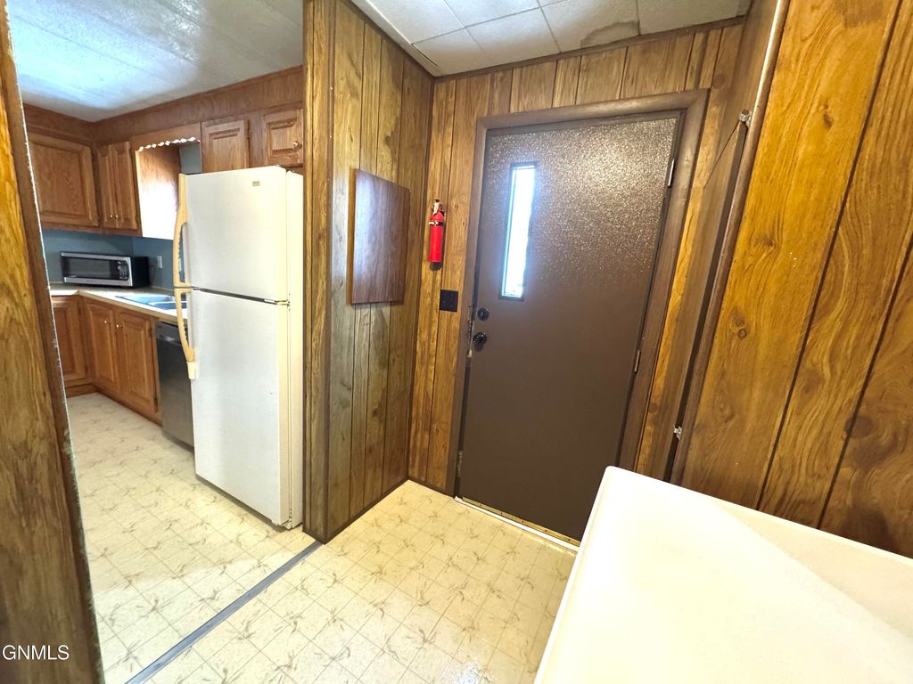 435 Piccadilly Circle, Bismarck, ND 58504 photo 13