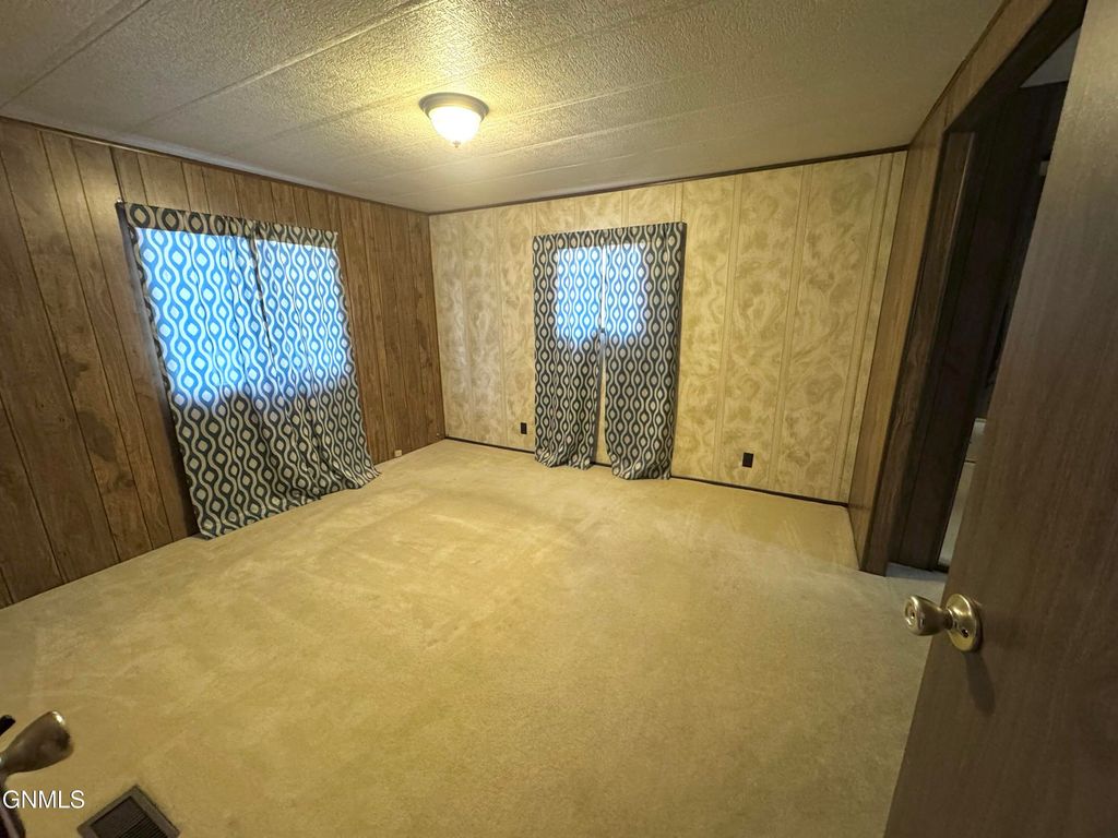 435 Piccadilly Circle, Bismarck, ND 58504 photo 16