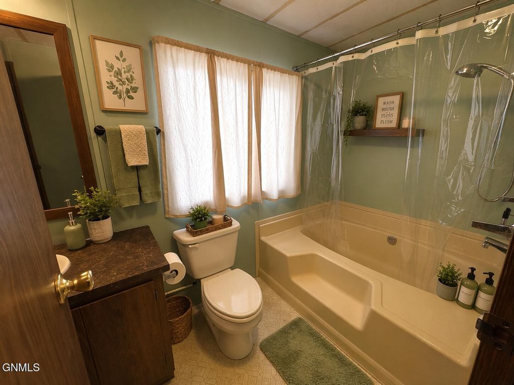 435 Piccadilly Circle, Bismarck, ND 58504 photo 19