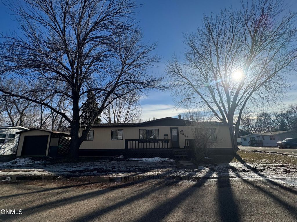 435 Piccadilly Circle, Bismarck, ND 58504 photo 2