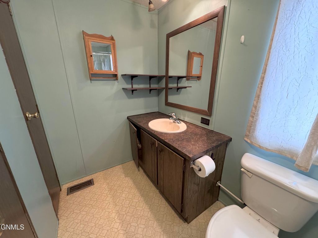 435 Piccadilly Circle, Bismarck, ND 58504 photo 20