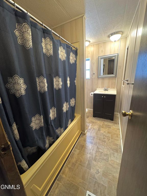 435 Piccadilly Circle, Bismarck, ND 58504 photo 24