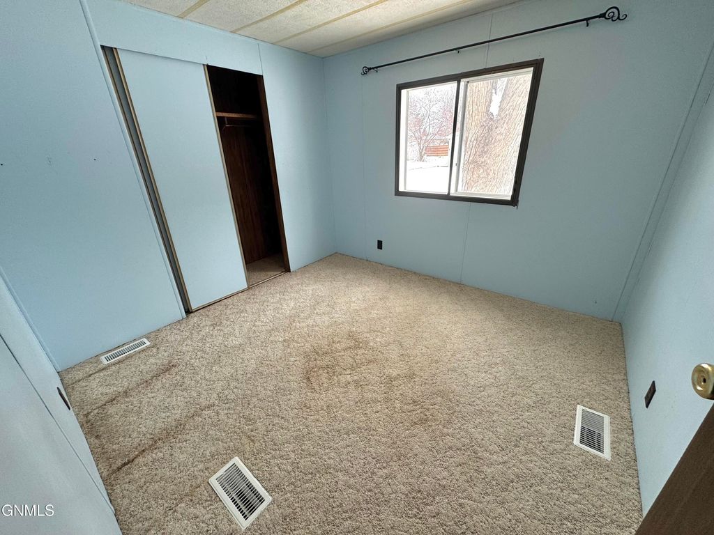 435 Piccadilly Circle, Bismarck, ND 58504 photo 28