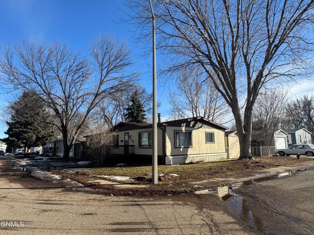 435 Piccadilly Circle, Bismarck, ND 58504 photo 3