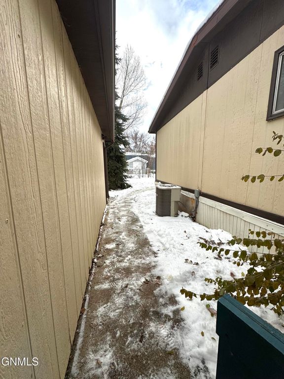 435 Piccadilly Circle, Bismarck, ND 58504 photo 31