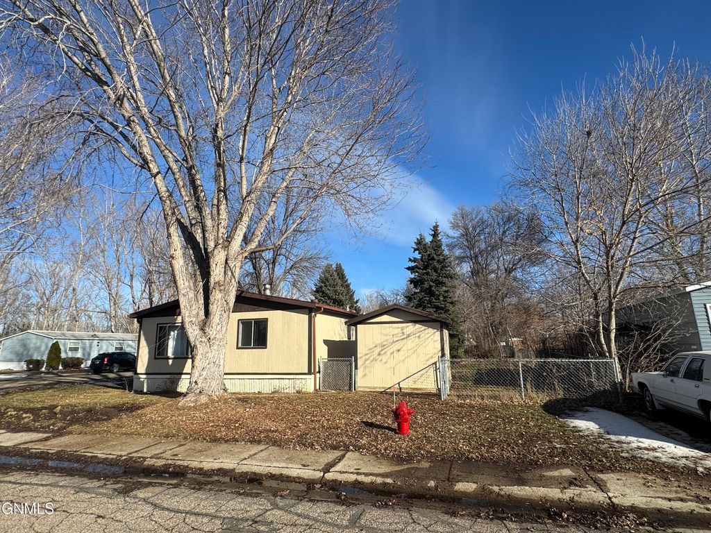 435 Piccadilly Circle, Bismarck, ND 58504 photo 4