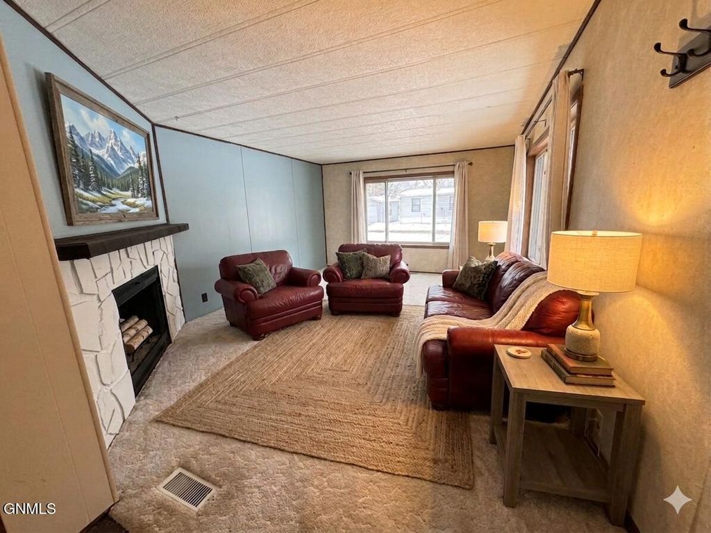 435 Piccadilly Circle, Bismarck, ND 58504 photo 6