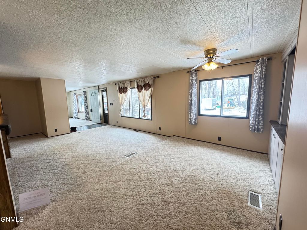 435 Piccadilly Circle, Bismarck, ND 58504 photo 7