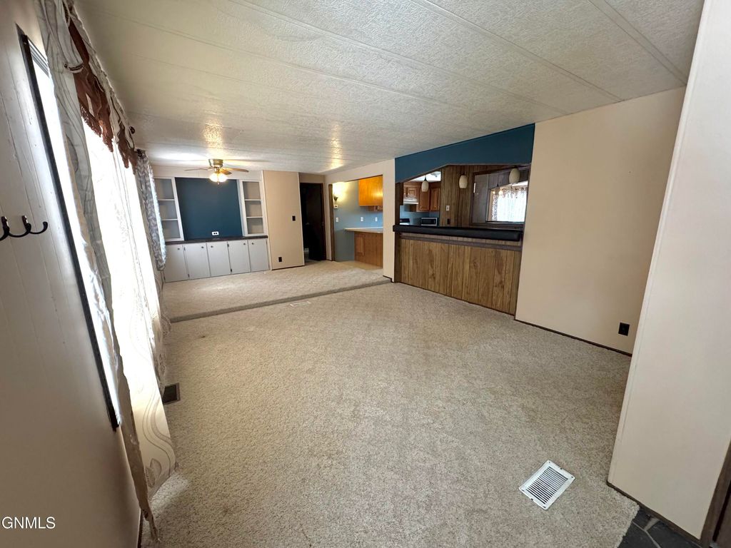 435 Piccadilly Circle, Bismarck, ND 58504 photo 9