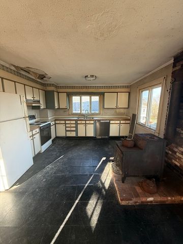 15 Granite St, Rockport, MA 01966