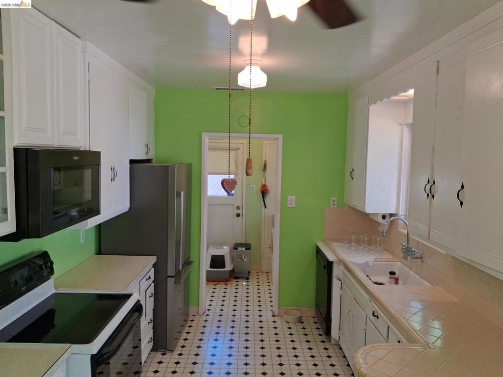 Image 10 of property listing at 125 Oak Place, Pittsburg, CA 94565