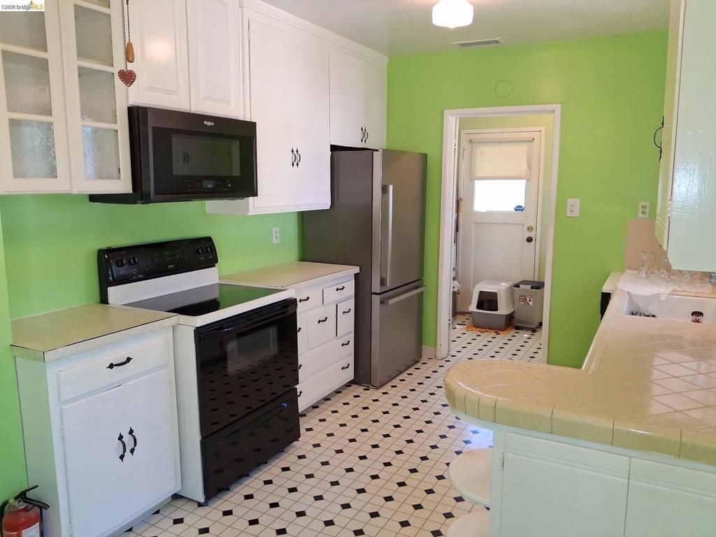 Image 11 of property listing at 125 Oak Place, Pittsburg, CA 94565