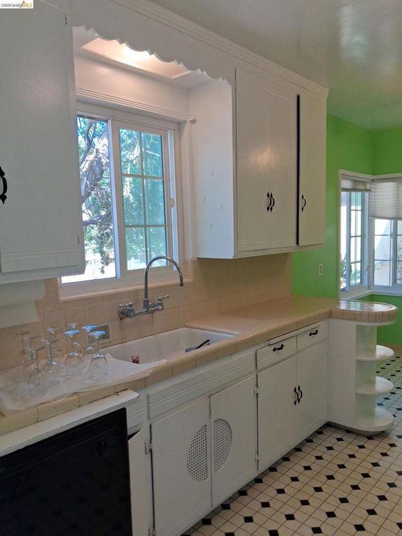 Image 14 of property listing at 125 Oak Place, Pittsburg, CA 94565
