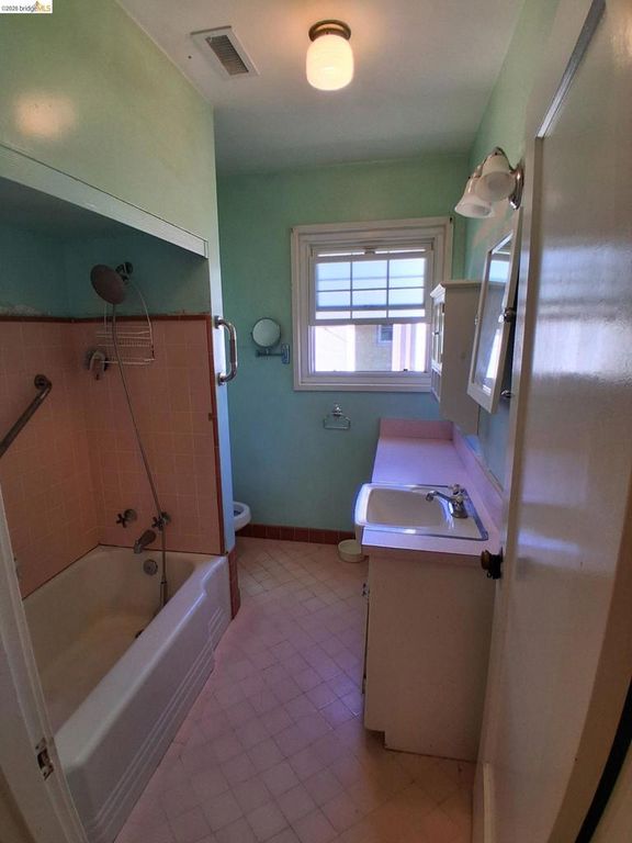 Image 24 of property listing at 125 Oak Place, Pittsburg, CA 94565
