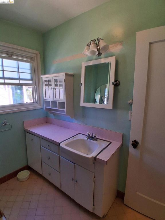Image 25 of property listing at 125 Oak Place, Pittsburg, CA 94565