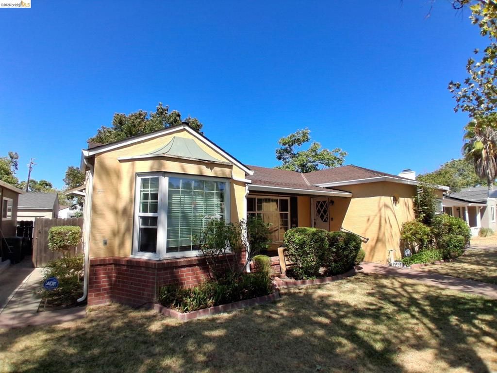 Image 3 of property listing at 125 Oak Place, Pittsburg, CA 94565