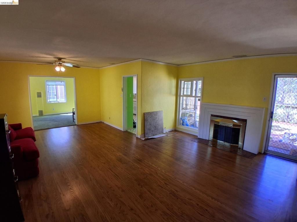 Image 4 of property listing at 125 Oak Place, Pittsburg, CA 94565