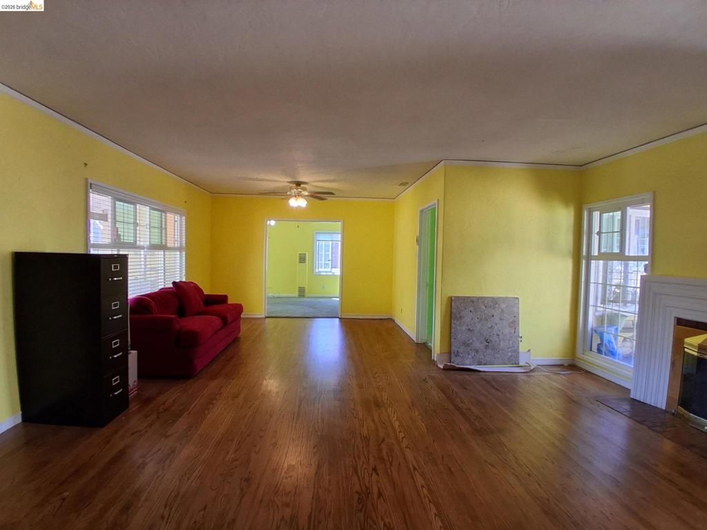 Image 5 of property listing at 125 Oak Place, Pittsburg, CA 94565
