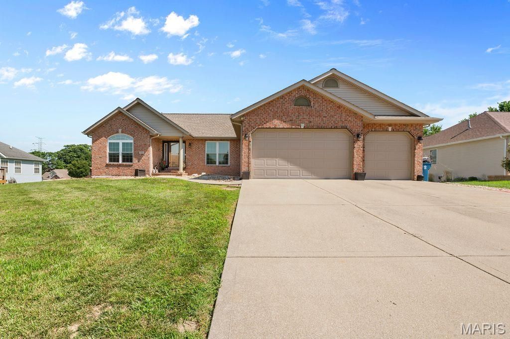 125 Oak Hill Drive, Maryville, IL 62062