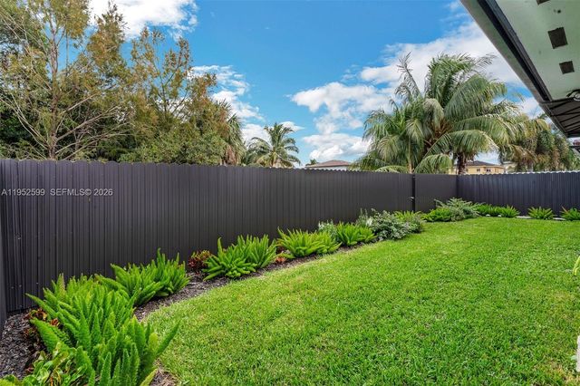 15619 SW 14th St, Miami, FL 33194