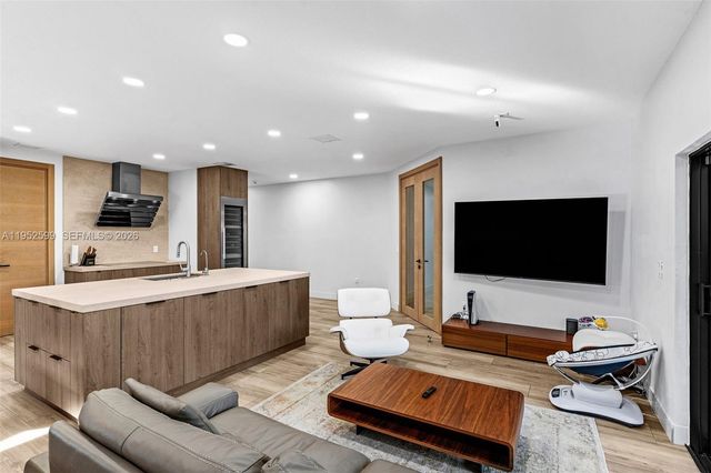 15619 SW 14th St, Miami, FL 33194