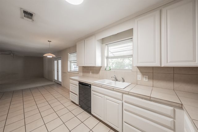 5216 Wentworth Street, Fort Worth, TX 76132