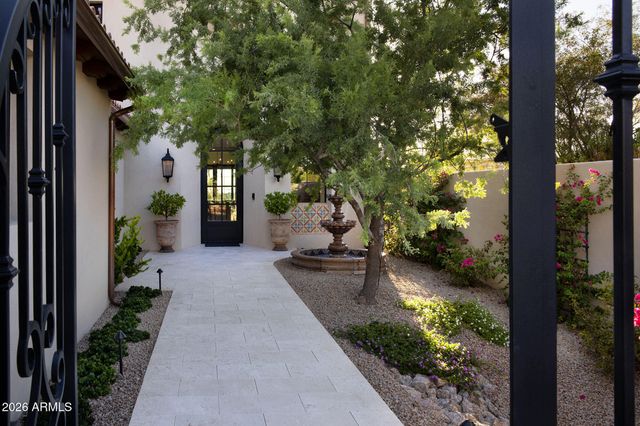5830 N ECHO CANYON Lane, Phoenix, AZ 85018