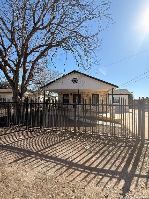 834 W Baetz, San Antonio, TX 78221