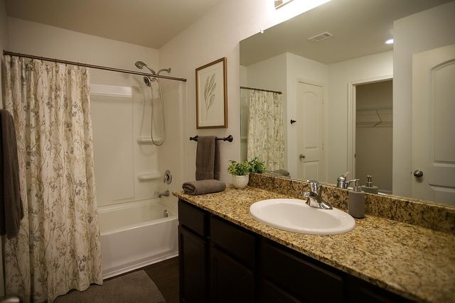 4005 Cressler LN 16G, Jarrell, TX 76537