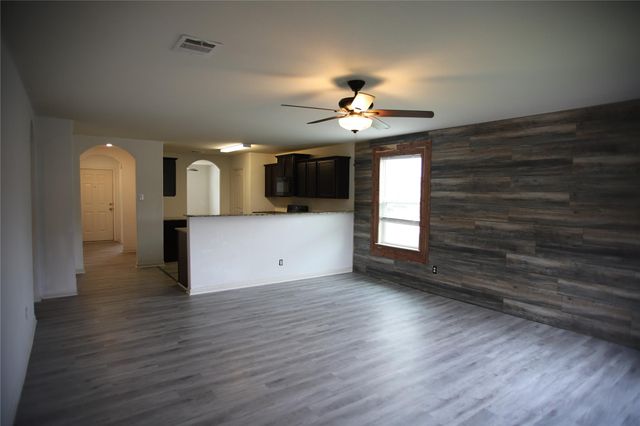 4005 Cressler LN 16G, Jarrell, TX 76537
