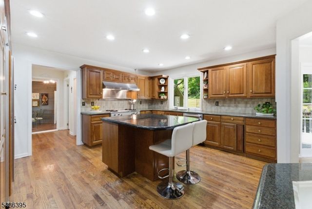 6 Fawn Ridge Rd, Clinton Twp., NJ 08833