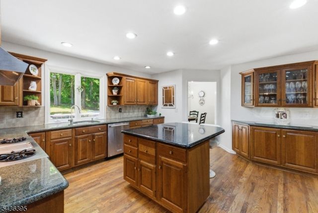 6 Fawn Ridge Rd, Clinton Twp., NJ 08833