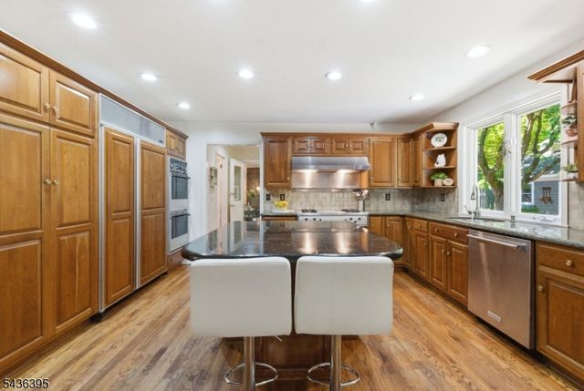 6 Fawn Ridge Rd, Clinton Twp., NJ 08833